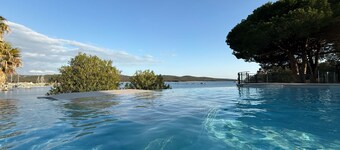 South Corsica, cosy T3 air-conditioned, direct access to the sea, feet in the water