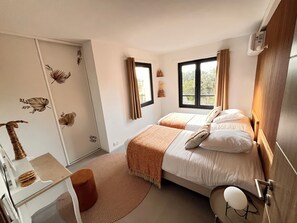 2 عدّة غرف نوم وخزنة داخل الغرفة ومكواة/لوح كي وسرير سفر