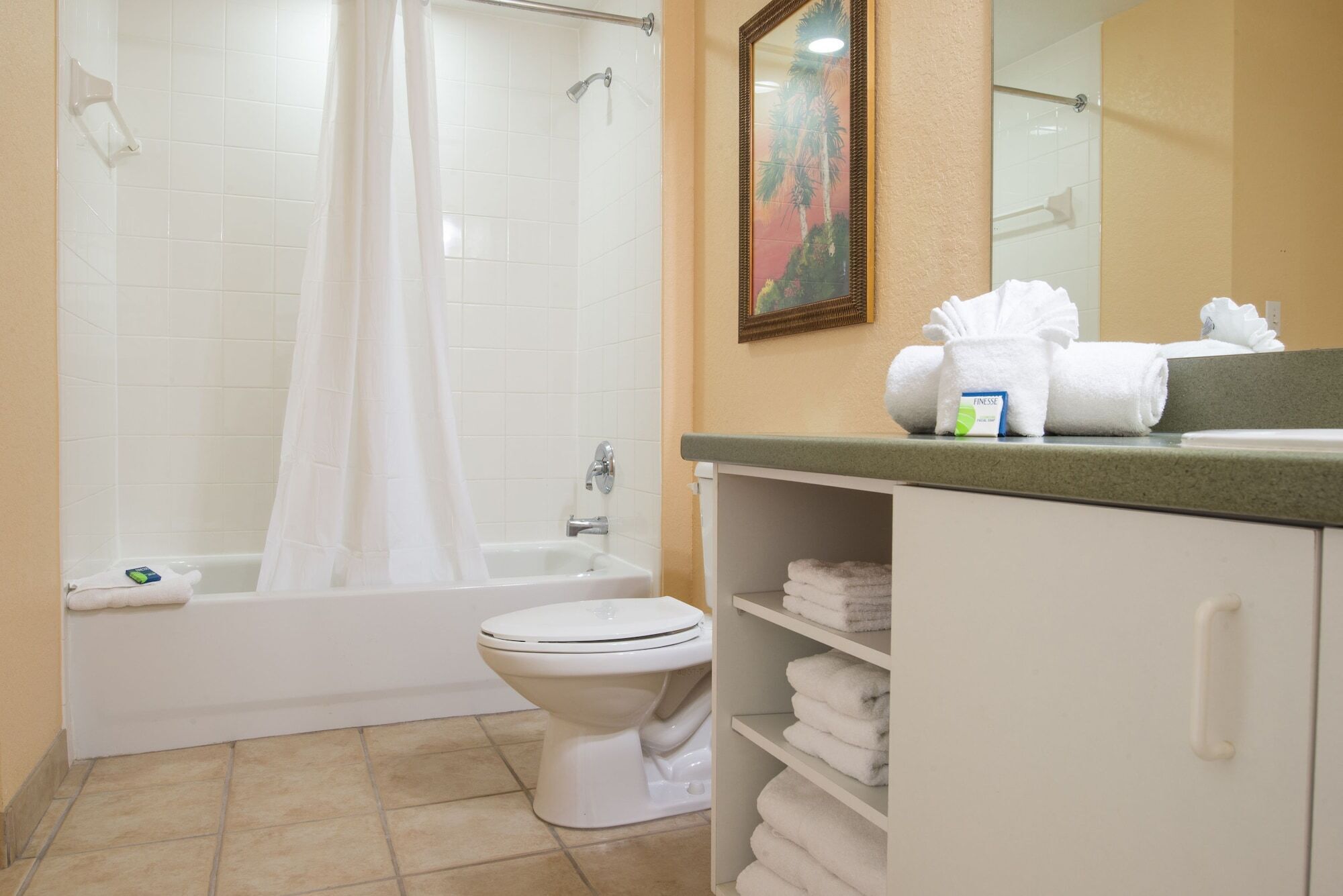 Une salle de bain équipée d’une baignoire, de toilettes et d’un porte-serviettes avec des serviettes.