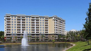 Um hotel com vários andares e uma fonte em primeiro plano.