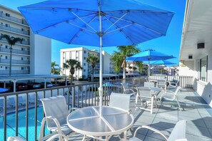 Outdoor dining - Sunsets and Sand 2 Bed 2 Bath Siesta Key Beach with Full Gulf Views (Siesta Key)