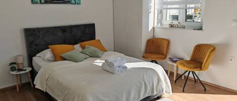 1 dormitorio, tabla de planchar con plancha, wifi y ropa de cama