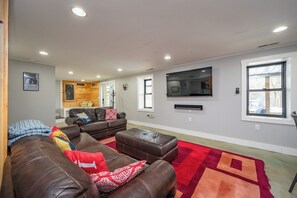 Smart TV, fireplace, table football, books - Modern Dog Friendly Farmhouse Fun by Deep Creek Lake (McHenry)