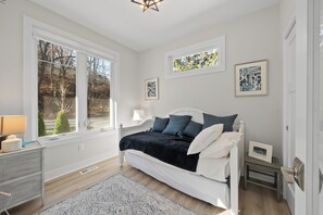 5 bedrooms, WiFi, bed sheets - Lake Access and amazing views, 5 bedrooms within walking distance to downtown  (Fontana)