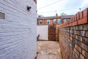 Property grounds - New! Modern Manchester 3 bedroom home, city centre, long stay discounts (Greater Manchester)
