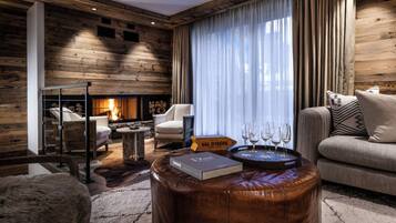 Apartment | Living area | Fireplace