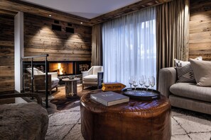Apartment | Living area | Fireplace