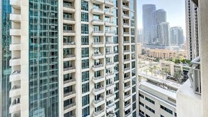 Un immeuble de grande hauteur doté de nombreux balcons et de grandes fenêtres.