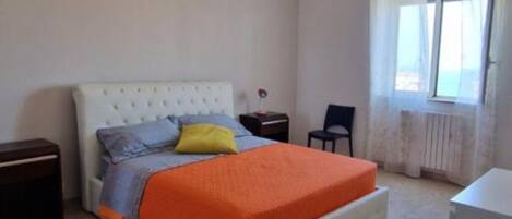 3 عدّة غرف نوم وسرير سفر وواي فاي وملاءات أسرّة