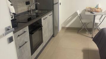 Apartment | Private kitchen | Full-sized fridge, oven, stovetop, cookware/dishes/utensils