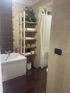 Căn hộ | Phòng tắm | Vòi sen/bồn tắm kết hợp, đồ dùng nhà tắm miễn phí, máy sấy tóc