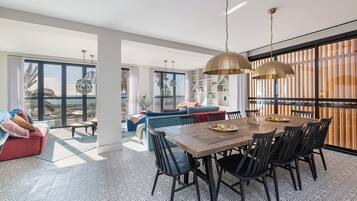 Deluxe huis, uitzicht op zee | Woonruimte | Een 50-inch lcd-televisie met kabelzenders