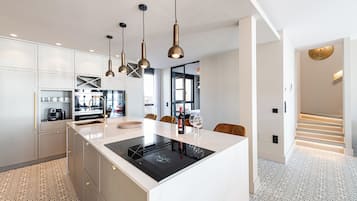 Deluxe House, Sea View | Dapur peribadi | Peti sejuk/penyejuk beku saiz penuh, ketuhar gelombang mikro, ketuhar