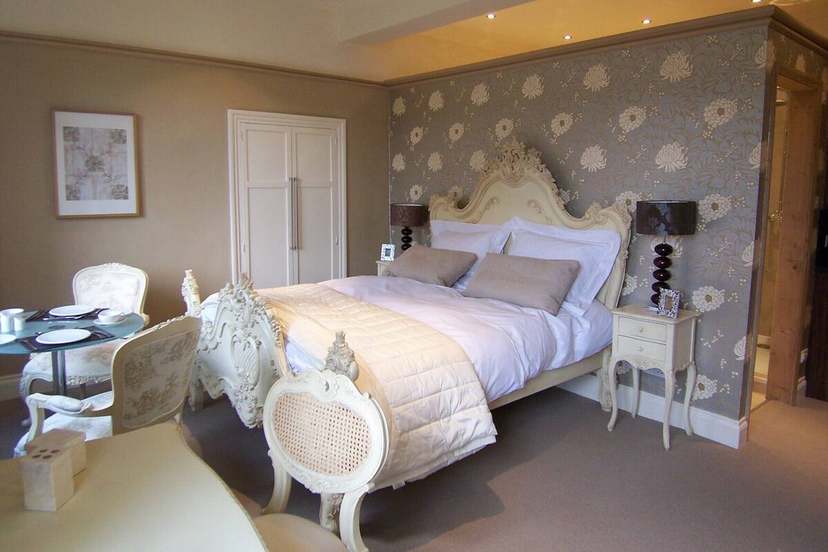 Executive Suite | 1 bedroom, iron/ironing board, free WiFi