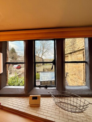 Standard Room, Garden View | Living area