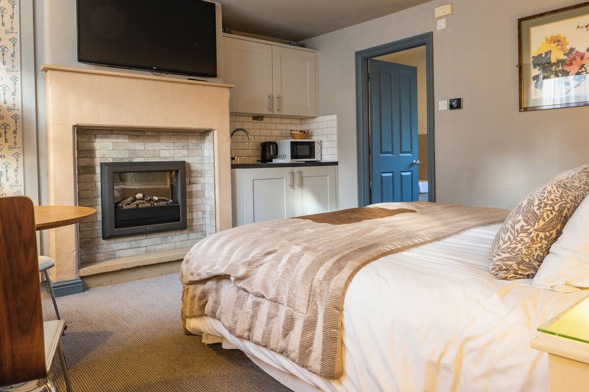 Superior Room | 1 bedroom, iron/ironing board, free WiFi