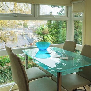 Comfort-Zimmer, Terrasse, Talblick | Essbereich im Zimmer