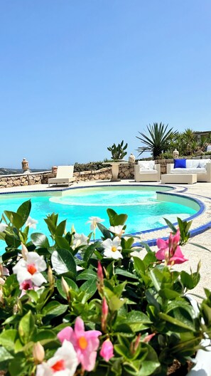 Utendørsbasseng og et oppvarmet basseng