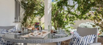Casa Stella Marina: intimate home with furnished patio and small garden