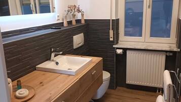 Dusche, Haartrockner, Handtücher, Seife