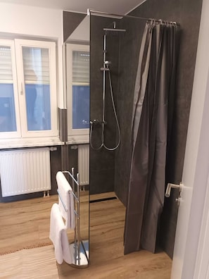 Dusche, Haartrockner, Handtücher, Seife