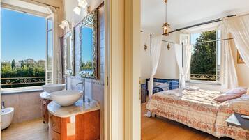 4 bedrooms, desk, iron/ironing board, free WiFi