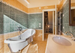 Shower, jetted tub, hair dryer, bidet - *Elegant Villa*with Private Park-10 min from LUCCA (Capannori)