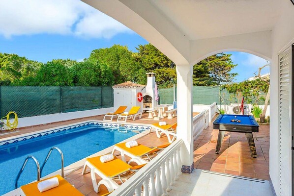 A pool area with lounge chairs and a pool table. - Villa Praia in Albufeira (Albufeira)