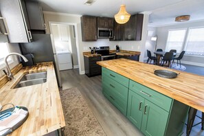 Fridge, microwave, oven, stovetop - Hendrix Hideaway (Lexington)