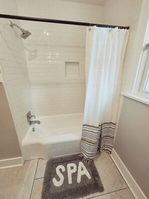 Douche, serviettes fournies, savon, papier toilette