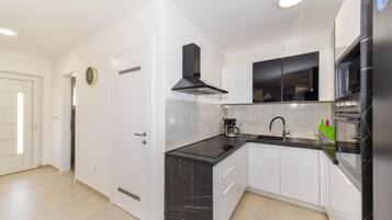 Villa (Four Bedroom Villa with Pool) | Cocina privada | Refrigerador