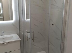 Villa (Four Bedroom Villa with Pool) | Badrum | Dusch och handdukar