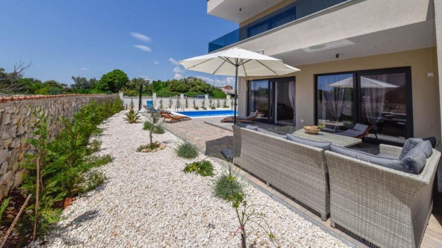 Villa Sunrise With Outdoor Pool