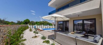 Villa Sunrise With Outdoor Pool