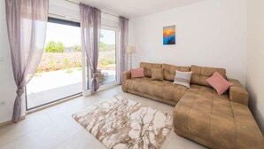 Un salon avec un canapé, un tapis et un tableau accroché au mur.