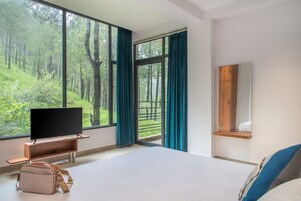 Luxury Apartment, Balcony, Hill View | 3 bedrooms, laptop workspace