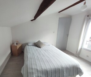 2 chambres, fer et planche à repasser, Wi-Fi, draps fournis