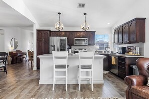 Kylskåp, mikrovågsugn, ugn och spishäll