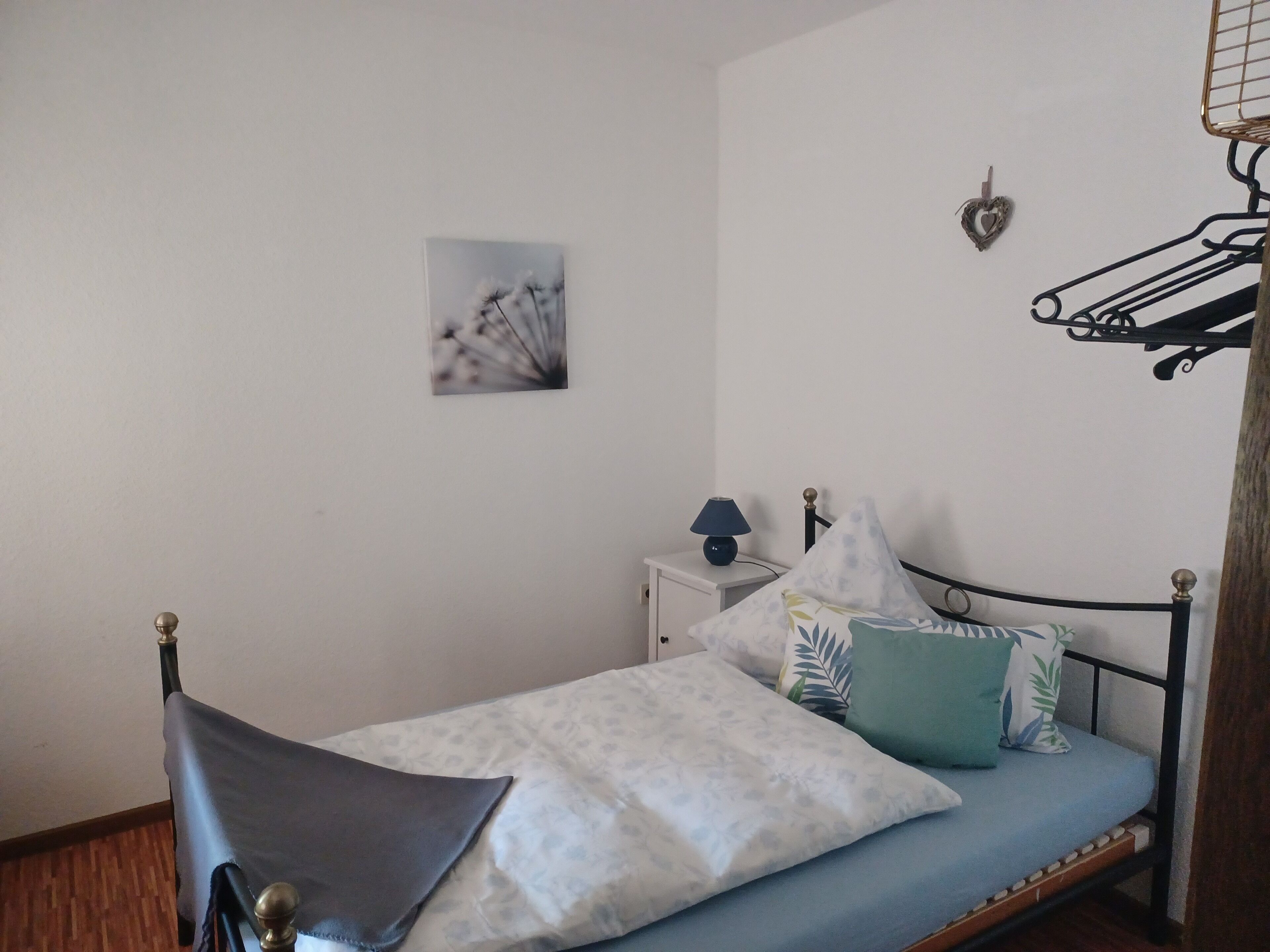 Tabla de planchar con plancha, wifi y ropa de cama 