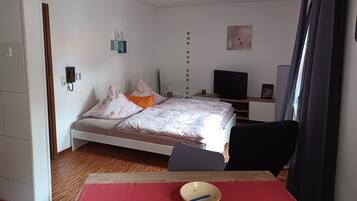 Tabla de planchar con plancha, wifi y ropa de cama
