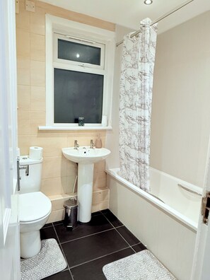 Sèche-cheveux, serviettes fournies, savon, papier toilette