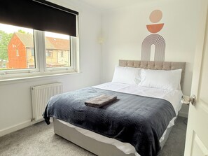 5 bedrooms, desk, iron/ironing board, WiFi