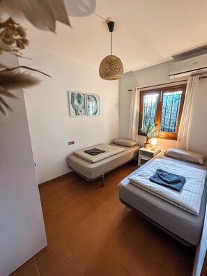 3 habitaciones, tabla de planchar con plancha, wifi y ropa de cama