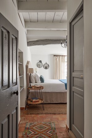 5 bedrooms, iron/ironing board, WiFi, bed sheets