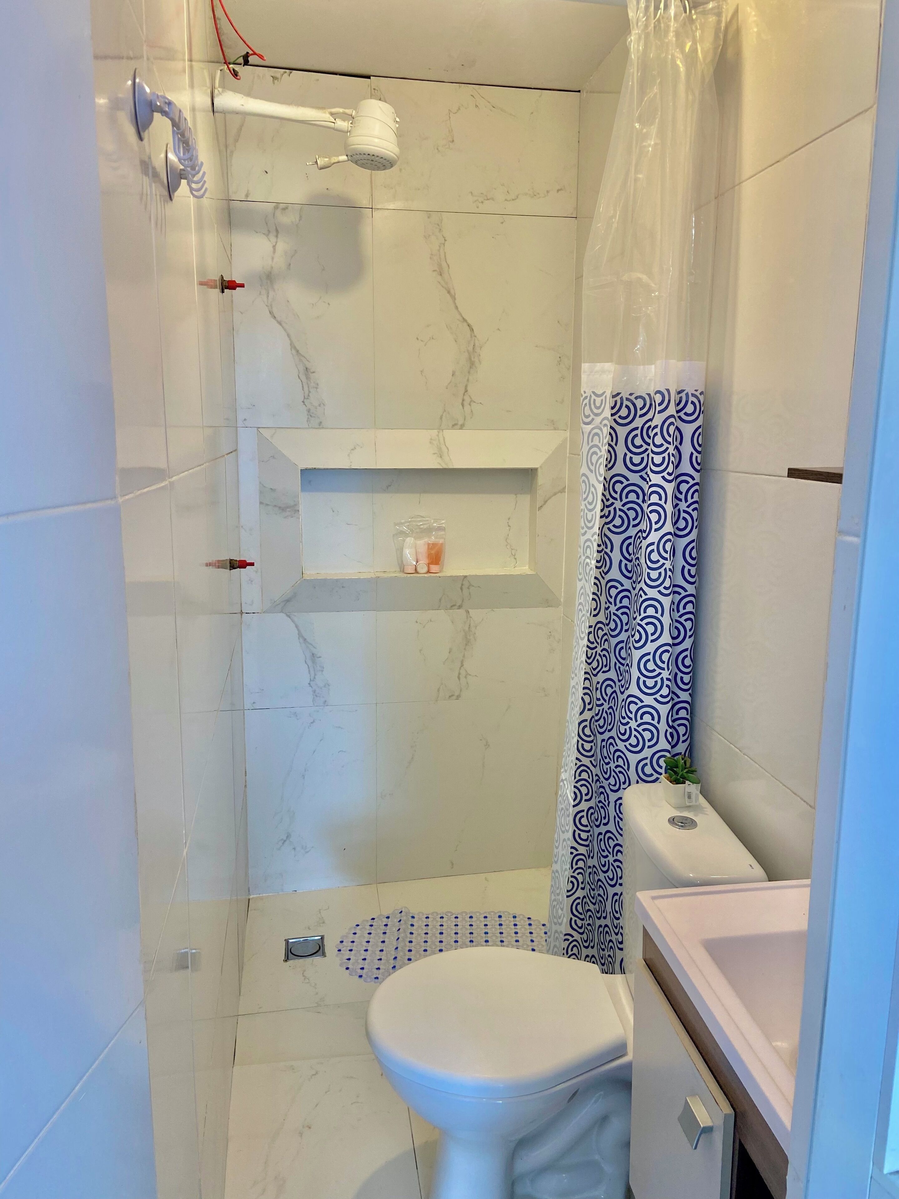 Toalhas de banho, sabonete, shampoo, papel higiênico