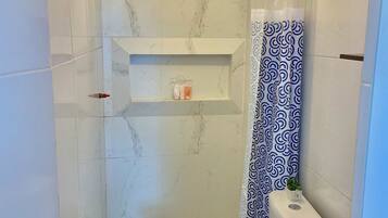 Toalhas de banho, sabonete, shampoo, papel higiênico