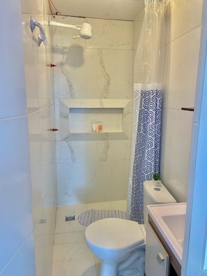 Serviettes fournies, savon, shampooing, papier de toilette