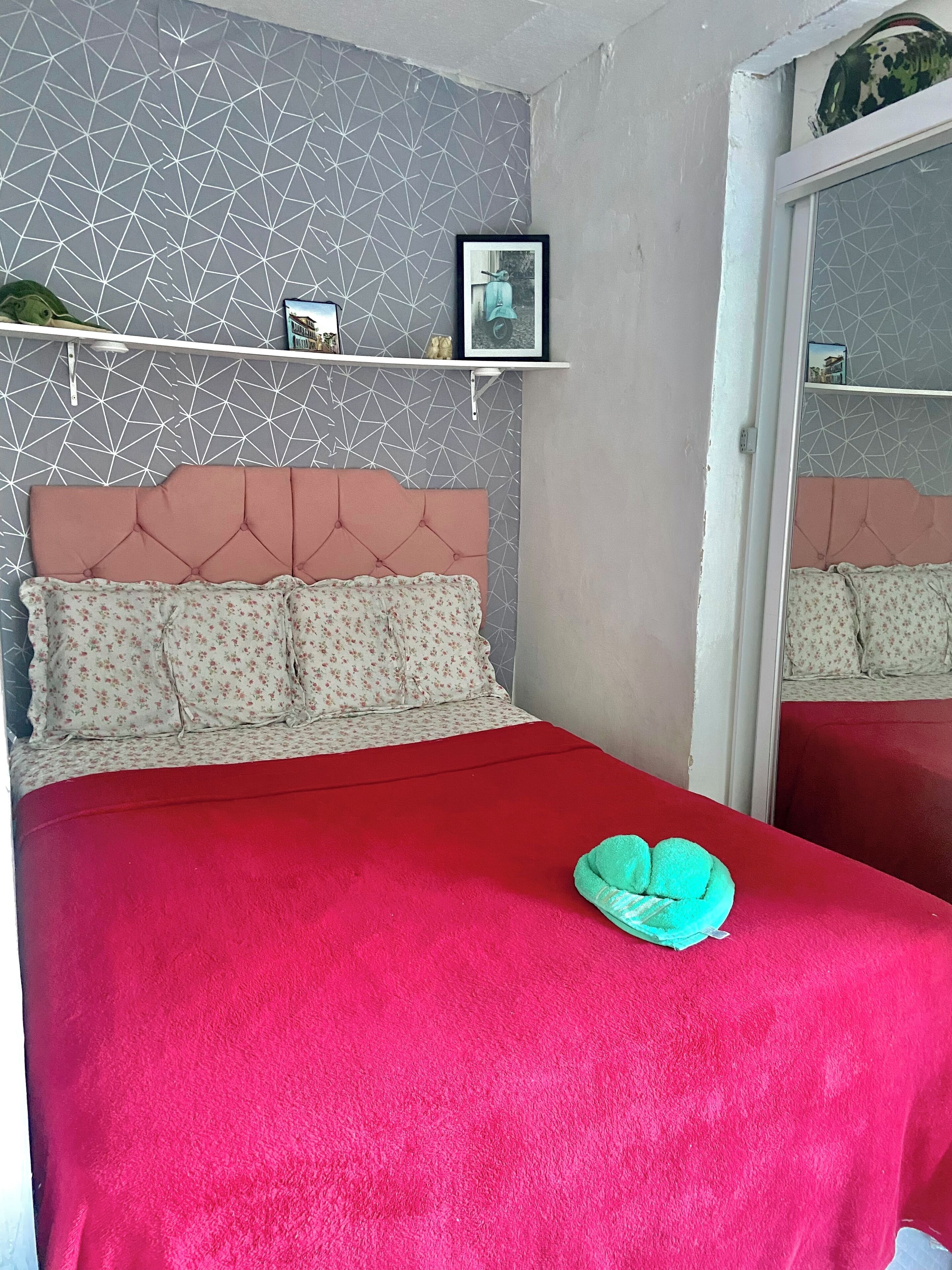 1 quarto, escrivaninha, ferros/tábuas de passar roupa, Wi-Fi de cortesia