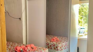 1 quarto, escrivaninha, ferros/tábuas de passar roupa, Wi-Fi de cortesia