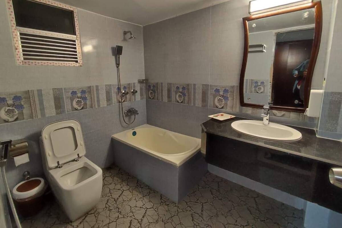 Un baño con inodoro, bidé, bañera y lavamanos.